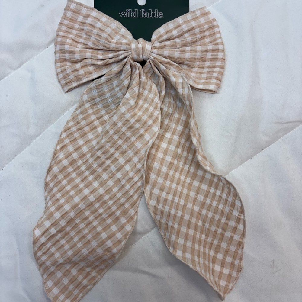 NWT Wild Fable Beige Checkered Adorable woman’s Hair Bow with clip